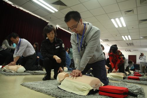 北京市医管局30名公务员参加急救技能培训